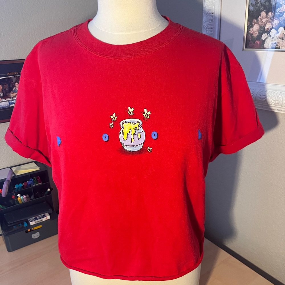Adorable vintage HONEY Winnie the Pooh, Disney crop top size large